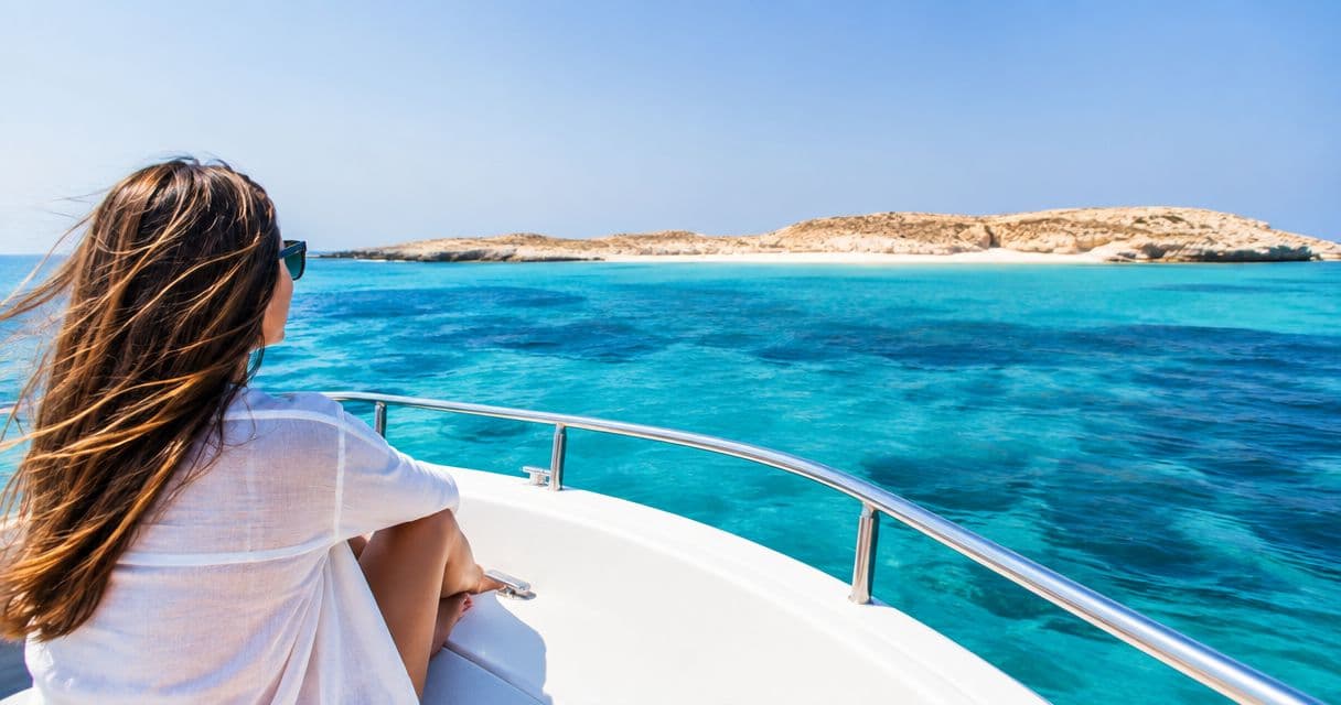 How long does the boat ride take to Giftun Island?